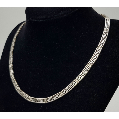 31 - A 14K White Gold Articulated Choker Necklace. Geometric pattern openwork design. 42cm. 14.65g.