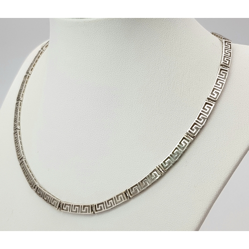 31 - A 14K White Gold Articulated Choker Necklace. Geometric pattern openwork design. 42cm. 14.65g.
