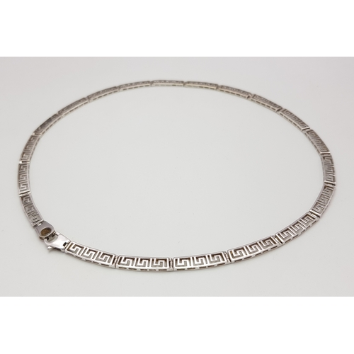 31 - A 14K White Gold Articulated Choker Necklace. Geometric pattern openwork design. 42cm. 14.65g.