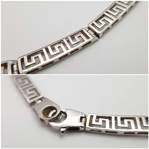 31 - A 14K White Gold Articulated Choker Necklace. Geometric pattern openwork design. 42cm. 14.65g.