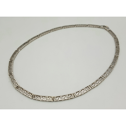 31 - A 14K White Gold Articulated Choker Necklace. Geometric pattern openwork design. 42cm. 14.65g.