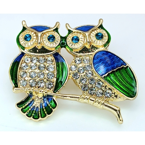 318 - An Eye-catching Owl Design Brooch. Featuring two owls perched together, decorated with enamel detail... 