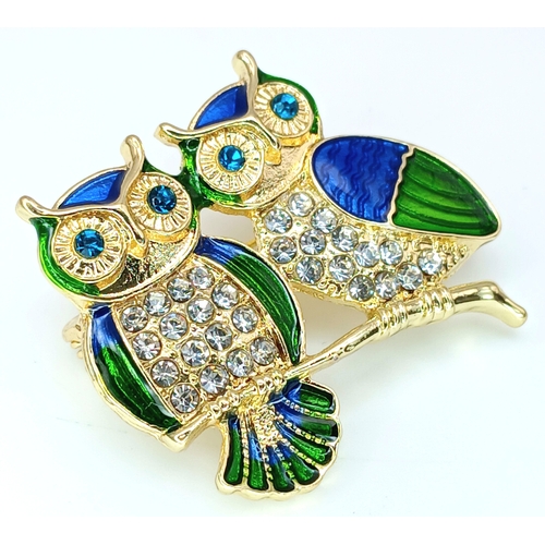 318 - An Eye-catching Owl Design Brooch. Featuring two owls perched together, decorated with enamel detail... 