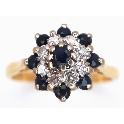 50 - AN 18K YELLOW GOLD, DIAMOND AND SAPPHIRE, CLUSTER RING. 3.3G. SC 8043