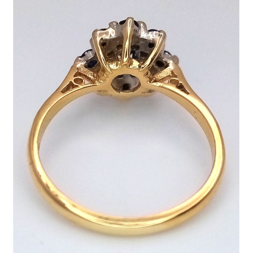 50 - AN 18K YELLOW GOLD, DIAMOND AND SAPPHIRE, CLUSTER RING. 3.3G. SC 8043