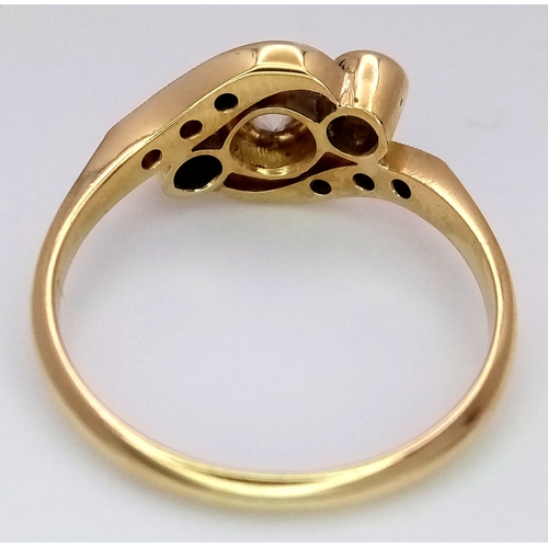 71 - AN 18K YELLOW GOLD AND PLATINUM, ANTIQUE, OLD CUT DIAMOND, 3 STONE TWIST RING. 0.30 CTW. 3.3G, SIZE ... 