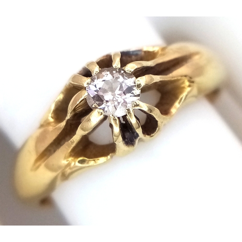 29 - AN 18K YELLOW GOLD, GYPSY SET, OLD CUT DIAMOND, SINGLE STONE RING. 0.15 CTW. 6G, SIZE Q. SC 8044