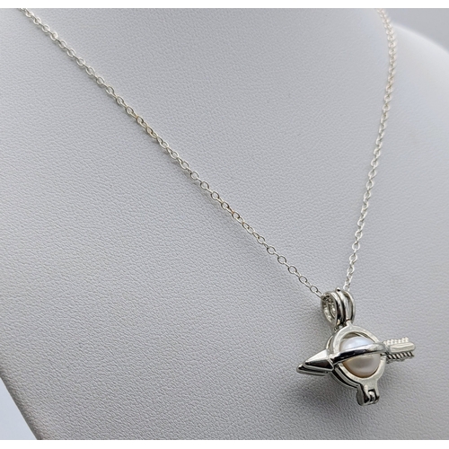 1205 - A 925 silver Pearl pendant, set on a silver necklace. Total weight 6.1G. Total length 46cm