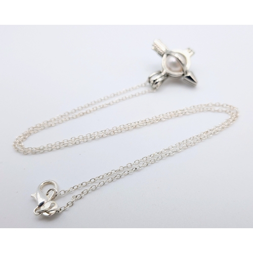 1205 - A 925 silver Pearl pendant, set on a silver necklace. Total weight 6.1G. Total length 46cm