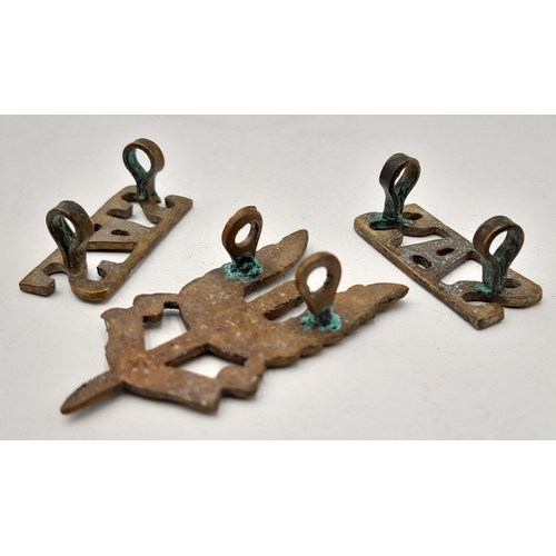 550 - WW2 Middle East Made Sand Cast SAS Shoulder Titles and small Cap/Collar Badge.