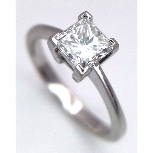 628 - AN 18K WHITE GOLD, DIAMOND SOLITAIRE RING. PRINCESS CUT. 0.90CTW APPROX. 3.7G, SIZE M. SPSA 1034