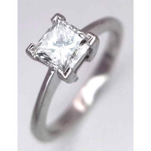 628 - AN 18K WHITE GOLD, DIAMOND SOLITAIRE RING. PRINCESS CUT. 0.90CTW APPROX. 3.7G, SIZE M. SPSA 1034