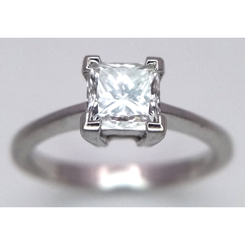 628 - AN 18K WHITE GOLD, DIAMOND SOLITAIRE RING. PRINCESS CUT. 0.90CTW APPROX. 3.7G, SIZE M. SPSA 1034