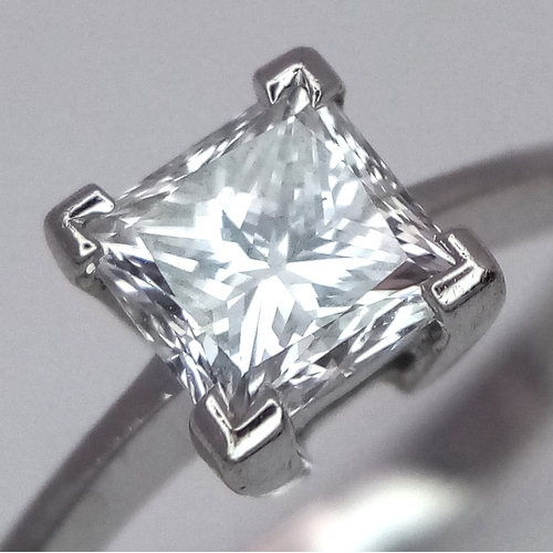 628 - AN 18K WHITE GOLD, DIAMOND SOLITAIRE RING. PRINCESS CUT. 0.90CTW APPROX. 3.7G, SIZE M. SPSA 1034