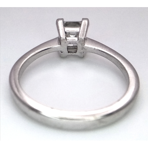 628 - AN 18K WHITE GOLD, DIAMOND SOLITAIRE RING. PRINCESS CUT. 0.90CTW APPROX. 3.7G, SIZE M. SPSA 1034