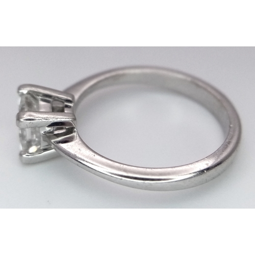 628 - AN 18K WHITE GOLD, DIAMOND SOLITAIRE RING. PRINCESS CUT. 0.90CTW APPROX. 3.7G, SIZE M. SPSA 1034