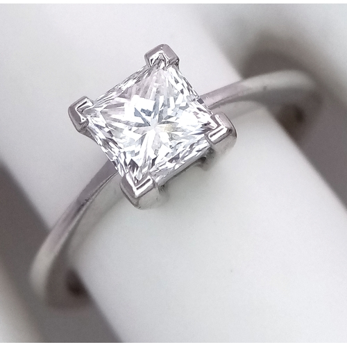 628 - AN 18K WHITE GOLD, DIAMOND SOLITAIRE RING. PRINCESS CUT. 0.90CTW APPROX. 3.7G, SIZE M. SPSA 1034