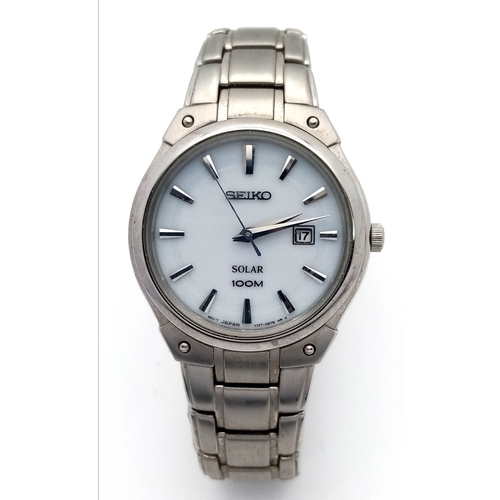 698 - A SEIKO SOLAR, SOLAR POWERED, STEEL BRACELET WATCH. WITH DATE FUNCTION. IN WORKING ORDER. S/A 1604 -... 