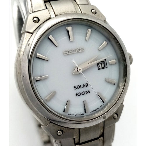 698 - A SEIKO SOLAR, SOLAR POWERED, STEEL BRACELET WATCH. WITH DATE FUNCTION. IN WORKING ORDER. S/A 1604 -... 