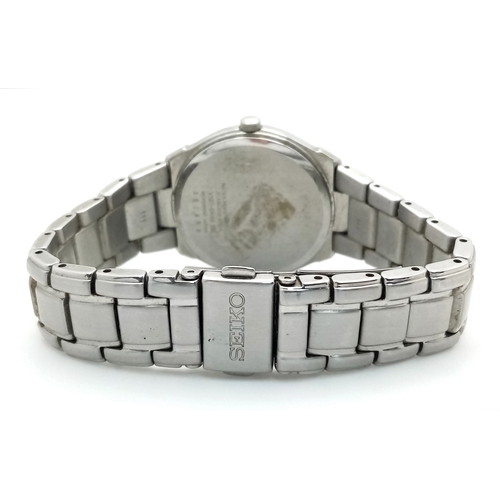 698 - A SEIKO SOLAR, SOLAR POWERED, STEEL BRACELET WATCH. WITH DATE FUNCTION. IN WORKING ORDER. S/A 1604 -... 
