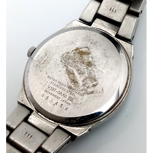 698 - A SEIKO SOLAR, SOLAR POWERED, STEEL BRACELET WATCH. WITH DATE FUNCTION. IN WORKING ORDER. S/A 1604 -... 