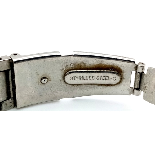 698 - A SEIKO SOLAR, SOLAR POWERED, STEEL BRACELET WATCH. WITH DATE FUNCTION. IN WORKING ORDER. S/A 1604 -... 