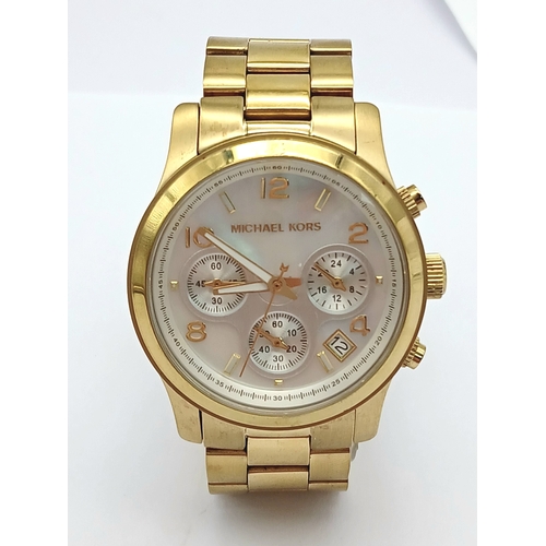 663 - A MICHAEL KORS, GOLD TONE, CHRONOGRAPH, BRACELET WATCH. IN FULL WORKING ORDER. NEW BATTERY FITTED RE... 