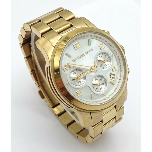 663 - A MICHAEL KORS, GOLD TONE, CHRONOGRAPH, BRACELET WATCH. IN FULL WORKING ORDER. NEW BATTERY FITTED RE... 