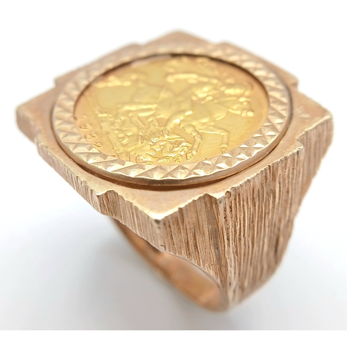37 - A 1982 HALF SOVEREIGN COIN SET IN A 9K GOLD RING .      13.5gms TOTAL WEIGHT            SIZE Q/R