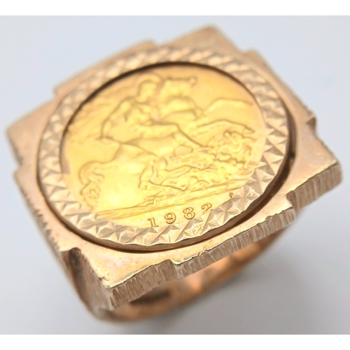37 - A 1982 HALF SOVEREIGN COIN SET IN A 9K GOLD RING .      13.5gms TOTAL WEIGHT            SIZE Q/R