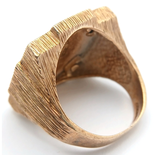 37 - A 1982 HALF SOVEREIGN COIN SET IN A 9K GOLD RING .      13.5gms TOTAL WEIGHT            SIZE Q/R