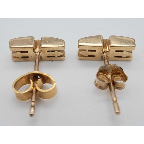 656 - A Pair of 9K Yellow Gold Arrow Stud Earrings. 9mm x 4mm, 1.7g total weight. Ref: SH9044H