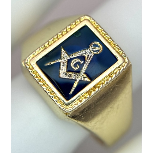 1181 - A 14K Yellow Gold and Blue Stone Gents Masonic Signet Ring. Size T. 6.45g. Ref: 27614.
