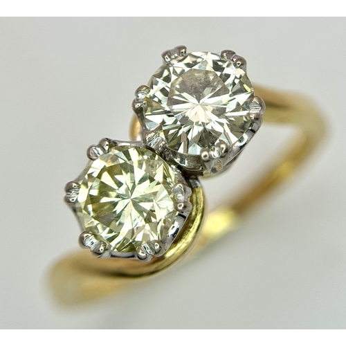 674 - An 18K Yellow Gold Diamond Crossover Ring. A 1ct round brilliant cut diamond having I colour and com... 