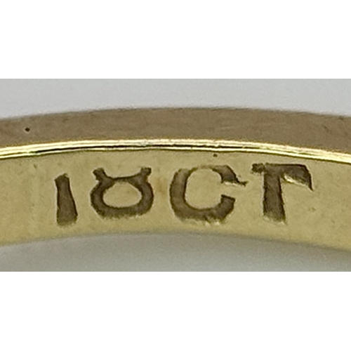 674 - An 18K Yellow Gold Diamond Crossover Ring. A 1ct round brilliant cut diamond having I colour and com... 