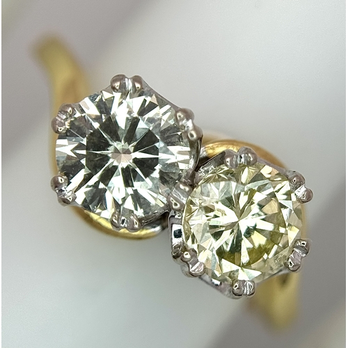 674 - An 18K Yellow Gold Diamond Crossover Ring. A 1ct round brilliant cut diamond having I colour and com... 