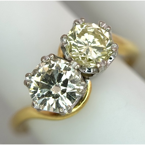 674 - An 18K Yellow Gold Diamond Crossover Ring. A 1ct round brilliant cut diamond having I colour and com... 