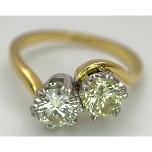 674 - An 18K Yellow Gold Diamond Crossover Ring. A 1ct round brilliant cut diamond having I colour and com... 