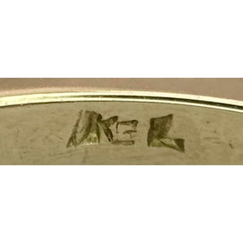 1243 - A Classic 18K Yellow Gold, Sapphire and Diamond Ring. Gorgeous 2ct oval cut green sapphire with 0.70... 