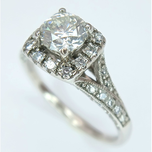 1251 - AN 18K WHITE GOLD, DIAMOND SET RING. 1.00 CTW ( MAIN DIAMOND IS 0.65CT ). 3.5G, SIZE L. SPSA 1013