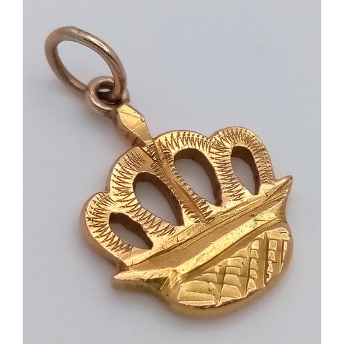 653 - AN 18K GOLD CROWN CHARM OR PENDANT .   3gms