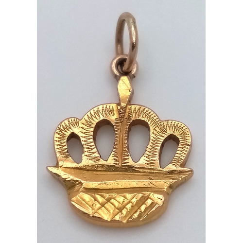 653 - AN 18K GOLD CROWN CHARM OR PENDANT .   3gms