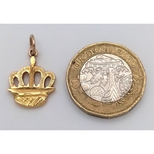 653 - AN 18K GOLD CROWN CHARM OR PENDANT .   3gms