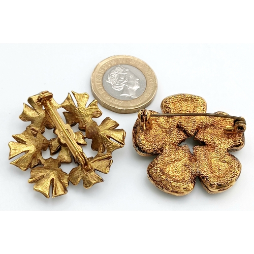 1159 - 2X large vintage gold-tone Agate and Enamelled floral design brooches. Length 4cm. Please see photos... 