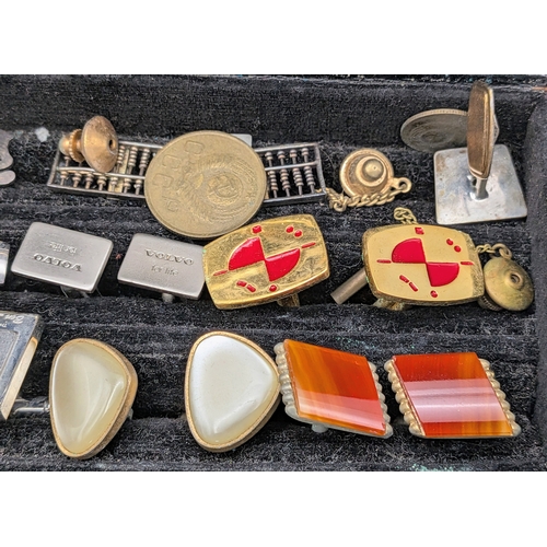 1226 - A Collection of Vintage Tie Pins, clips and cufflinks. Comes in a presenation case.
