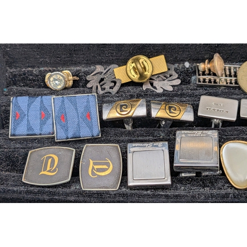 1226 - A Collection of Vintage Tie Pins, clips and cufflinks. Comes in a presenation case.