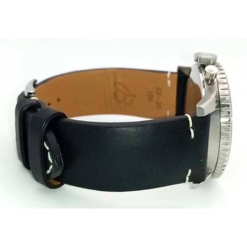 289 - A Breitling Navitimer Chronograph Automatic Gents Watch. Model 806. Black leather strap. Stainless s... 
