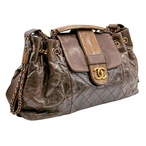 19 - A Chanel Glazed Calfskin Stingray Bindi CC Accordion Shoulder Bag. Brown glazed calfskin leather ext... 