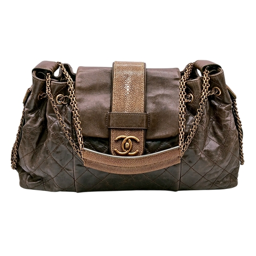 19 - A Chanel Glazed Calfskin Stingray Bindi CC Accordion Shoulder Bag. Brown glazed calfskin leather ext... 