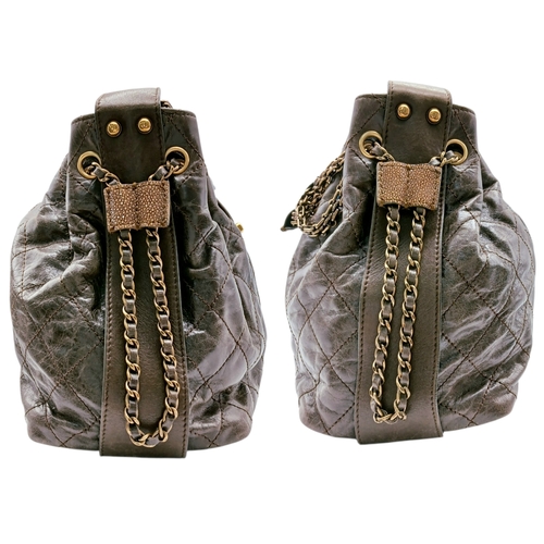 19 - A Chanel Glazed Calfskin Stingray Bindi CC Accordion Shoulder Bag. Brown glazed calfskin leather ext... 